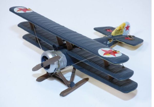 AKI0309 - SOPWITH driedekker gevechtsvliegtuig in Russische kleuren - 1