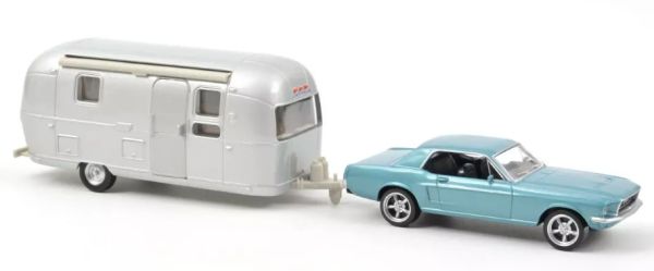 NOREV270582 - 1968 FORD Mustang metallic blauw met Airstream Jet caravan - 1