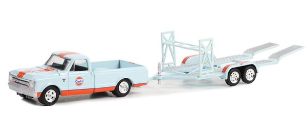 GREEN32270-A - 1968 CHEVROLET C-10 met GULF autodrager uit de serie HITCH & TOW onder blisterverpakking - 1