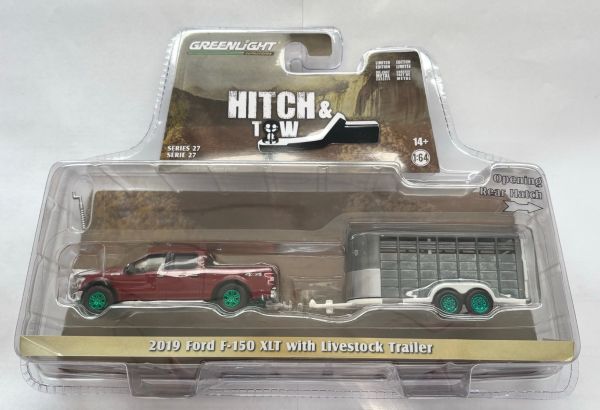 GREEN32270-D_VERT - FORD F-150 XLT 2019 bordeauxrood met groene wielen en aanhanger uit de HITCH & TOW serie in blisterverpakking - 1