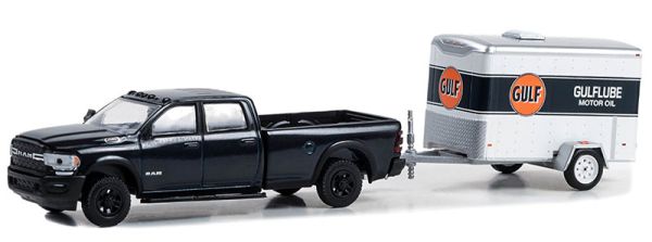 GREEN32290-D - DODGE Ram 2500 2023 met GULF OIL aanhangwagen uit de Hitch & Tow serie, blisterverpakt - 1