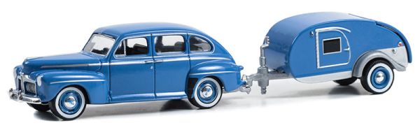 GREEN32300-A - FORD Fordor super deluxe 1942 blauw met caravan uit de HITCH & TOW serie in blisterverpakking - 1