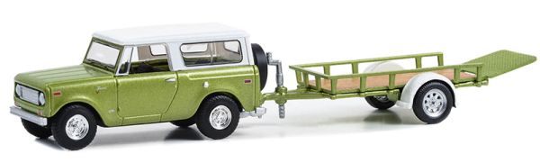 GREEN32300-B - HARVESTER Scout met aanhanger 1970 uit de serie HITCH & TOW in blisterverpakking - 1