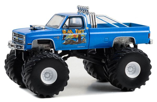 GREEN49130-C - 1985 CHEVROLET Silverado C-10 BEAR FOOT III Monster truck uit de KINGS OF CRUNCH serie in blisterverpakking - 1