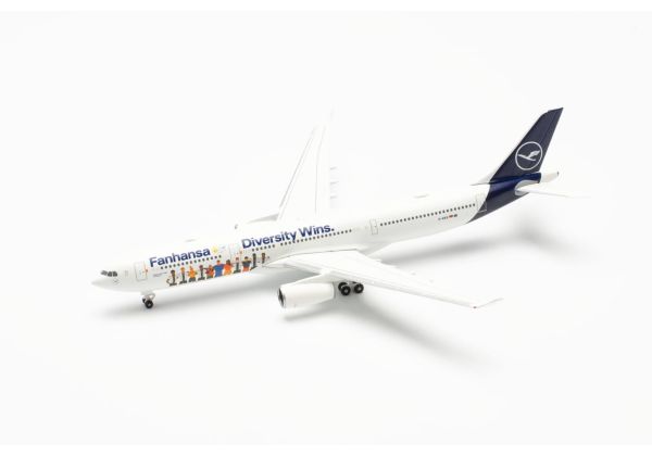 HER537216 - AIRBUS A330-300 Lufthansa Fanhansa - Diversiteit wint - 1