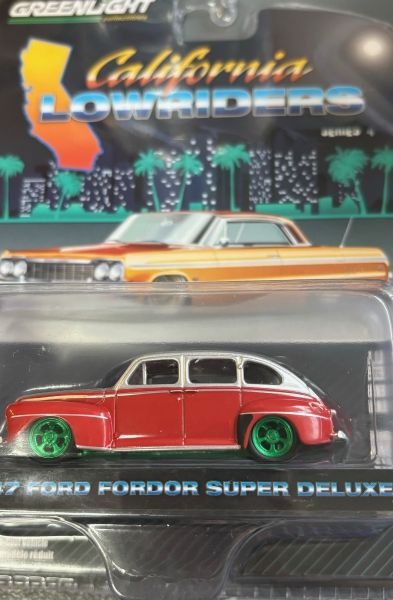 GREEN63050-AVERT - FORD Fordor Super deluxe 1947 rood met groene wielen uit de CALIFORNIA LOWRIDERS serie in blisterverpakking - 1