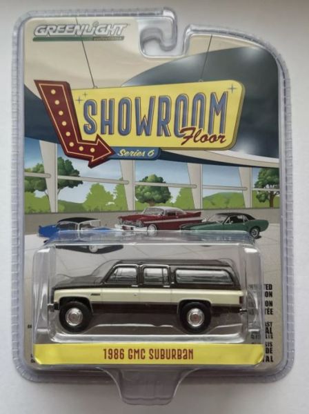 GREEN68060-E - GMC Suburban 1986 bruin en beige uit de SHOWROOM FLOOR serie in blisterverpakking - 1