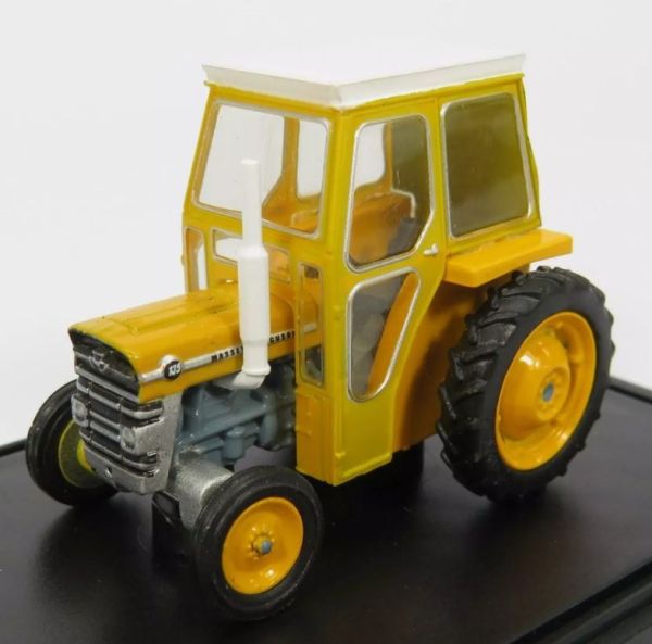 OXF76MF002 - MASSEY FERGUSON 135 met gele cabine - 1