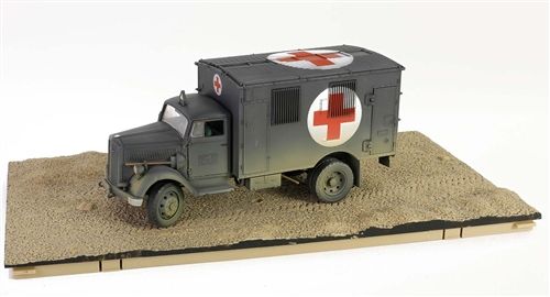 FOV801101B - OPEL-BLITZ 3.6-6700A KFZ.305 Tweede Wereldoorlog Ambulance groen - 1