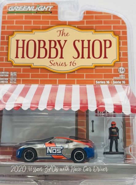 GREEN97160-F-GRIS - NISSAN 370Z 2020 Grijs met chauffeur uit de THE HOBBY SHOP serie in blisterverpakking - 1