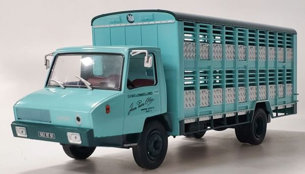 G111A009 - 1966 BERLIET Stradair 10 4x2 vrachtwagen voor varkenstransport - 1