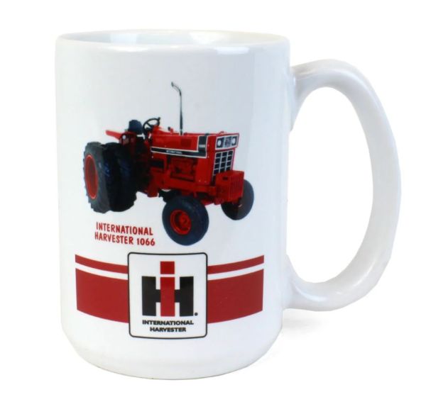 OBT162 - Mok met tractor INTERNATIONAL Hasverster 1066 - 1