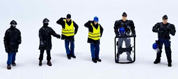 PER743 - Set van 6 figuren - Gendarmes policier CRS en gele gilets demonstranten - 1