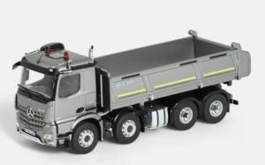 NZG1066/55 - MERCEDES-BENZ Arocs 8x4 kipper MEILLER Zilvergrijs metallic