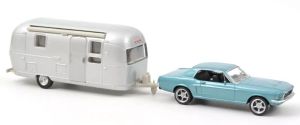 NOREV270582 - 1968 FORD Mustang metallic blauw met Airstream Jet caravan