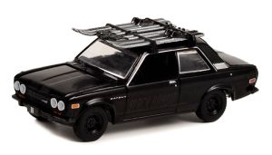 GREEN28110-D - DATSUN 510 met skihouder 1971 zwart uit de serie BLACK BANDIT in blisterverpakking