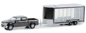 GREEN32280-D - FORD F-150 Lariat 4X4 2020 grijs met geglazuurde aanhanger uit de HITCH & TOW serie in blisterverpakking