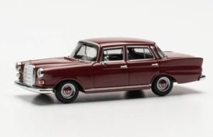 HER420457-002 - MERCEDES 200 fintail wijn rood