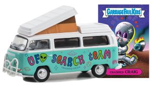 GREEN54090-B - VOLKSWAGEN Type 2 Campmobile 1968 Blauw uit de serie GARBAGE PAIL KIDS in blisterverpakking