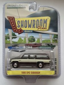 GREEN68060-E - GMC Suburban 1986 bruin en beige uit de SHOWROOM FLOOR serie in blisterverpakking