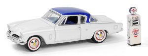 GREEN97160-B - STUDEBAKER Commander Starliner 1954 met vintage benzinepomp uit DE HOBBY SHOP in blisterverpakking