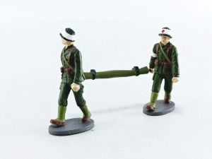 MAGMIL13G02-03 - 2 Militaire figuren met brancard en een soldaat met medische tas