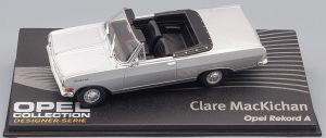 MAGOPE122 - OPEL Rekord Een grijze open cabrio van ontwerper Clare Mackichan