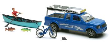 NEW37385C - Doos met een blauwe Pick-up; een personage; een boot en accessoires Schaal: 1/18