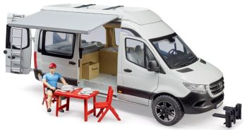 BRU2672 - MERCEDES Sprinter camper met figuur en accessoires