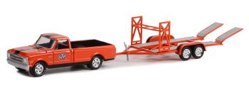 GREEN32260-B - CHEVROLET C-10 STP 1968 met autotrailer uit de HITCH & TOW serie in blisterverpakking