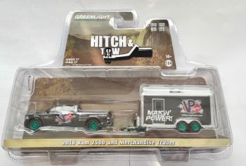 GREEN32270-C_VERT - DODGE RAM 2500 VP-RACING FUELS-MAKIN met groene wielen en HITCH & TOW aanhanger in blisterverpakking