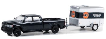 GREEN32290-D - DODGE Ram 2500 2023 met GULF OIL aanhangwagen uit de Hitch & Tow serie, blisterverpakt