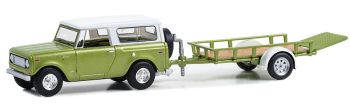 GREEN32300-B - HARVESTER Scout met aanhanger 1970 uit de serie HITCH & TOW in blisterverpakking