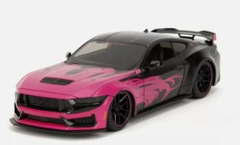 JAD35197 - FORD Mustang Dark Horse 2024 Zwart en Roze - ROZE SLIPS