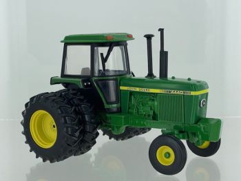 BRI43380 - JOHN DEERE 4440 2wd achter dubbele wielen - Gelimiteerde oplage van 2500 stuks.