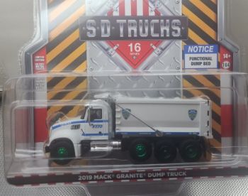 GREEN45160-BVERT - MACK granieten kipper 8x4 2019 Politie NYPD groene velgen uit de S.D TRUCKS serie in blisterverpakking