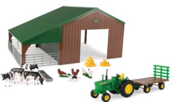 BRI47024 - Schuur met JOHN DEERE; bak en dieren