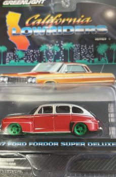 GREEN63050-AVERT - FORD Fordor Super deluxe 1947 rood met groene wielen uit de CALIFORNIA LOWRIDERS serie in blisterverpakking