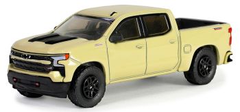 GREEN68050-C - CHEVROLET Silverado LT Trail boss 2023 beige uit de serie SHOWROOM FLOOR, blisterkaart