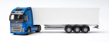 EMEK81134 - VOLVO FH16 750 Globettrotter XL 4x2 blauw met 3-assige trailer