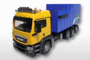 EMEK83899 - MAN TGS LX geel 8x4 vrachtwagen rechttoe rechtaan met afvalcontainer