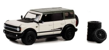 GREEN97140-E - FORD Bronco Wildtrak 2021 wit met reservebanden van THE HOBBY SHOP in blisterverpakking