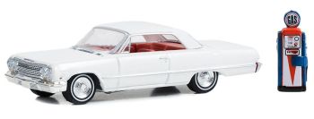 GREEN97150-A - CHEVROLET Bel Air 1963 met vintage benzinepomp uit THE HOBBY SHOP serie onder blisterverpakking