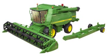 BRU2132 - JOHN DEERE T670i oogstmachine met snijwagen Schaal: 1/16