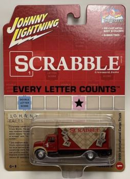 JLPC007-A - INTERNATIONAL Vrachtwagen 1999 - SCRABBLE - uit de POP CULTURE 2022 serie in blisterverpakking