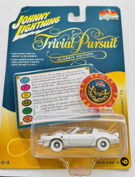 JLPC009-F-BLANC - PONTIAC Firebird TA 1977 White - TRIVIAL PURSUIT - uit de POP CULTURE 2022 reeks in blisterverpakking