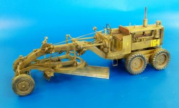 PLS426 - Miniatuur CATERPILLAR N°12 grader in kit om te monteren en te schilderen