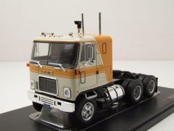 IXOTR167.22 - GMC Astro 95 6x4 1970 geel en beige